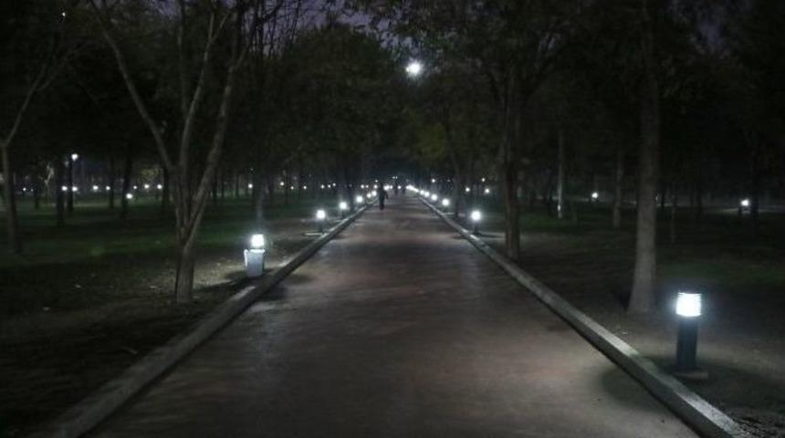 Cemil &Ccedil;&ouml;ll&uuml; Parkı Aydınlandı