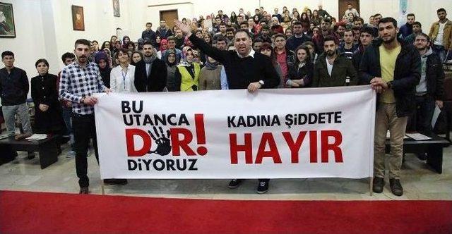 Yönetmen Yıldız, Katıldığı Programda ‘kadına Şiddete Hayır’ Pankartı Açtı