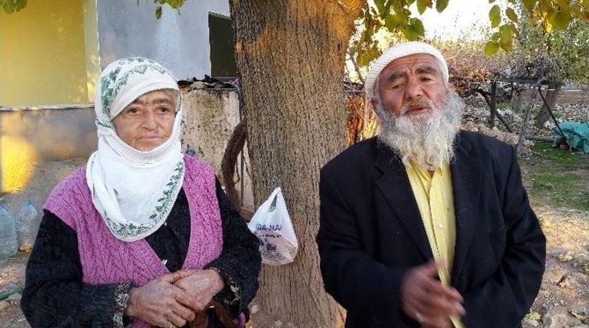 Hac G&ouml;revlisi Kılığına Giren Şahıslar Yaşlı &Ccedil;ifti Dolandırdı