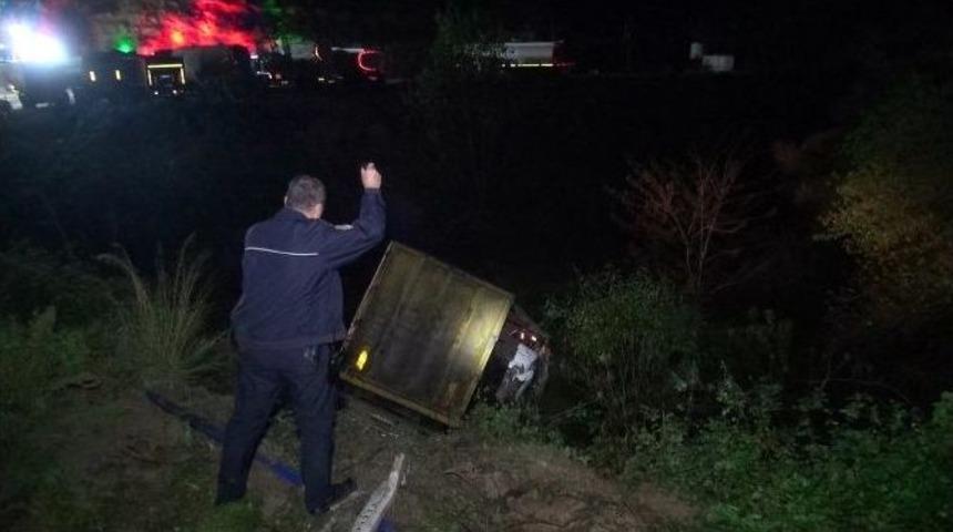 Tır, 20 Metrelik Şarampole U&ccedil;tu