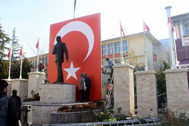 Emirdağ Belediyesi Atatürk Heykeline Türk Bayrağı İle Süsledi