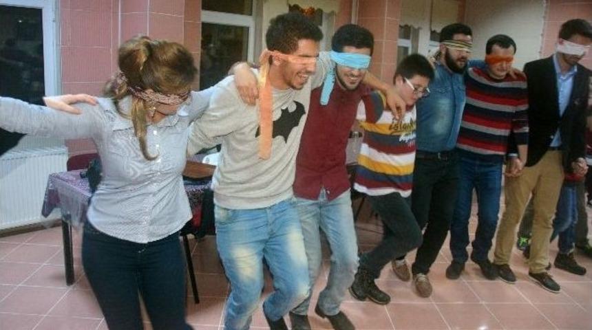 G&ouml;zlerini Bağlayarak Halay &Ccedil;ektiler