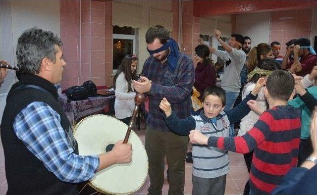 Gözlerini Bağlayarak Halay Çektiler