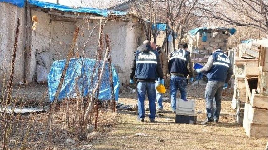 Evinin Bah&ccedil;esinde &Ouml;l&uuml; Bulundu