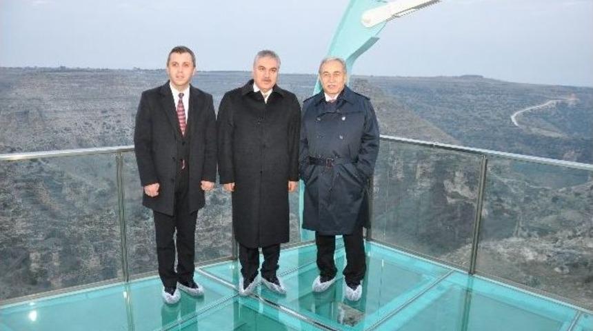 Vali B&uuml;y&uuml;k&rsquo;ten Uşak Valisi Ahmet Okur&rsquo;a Ziyaret