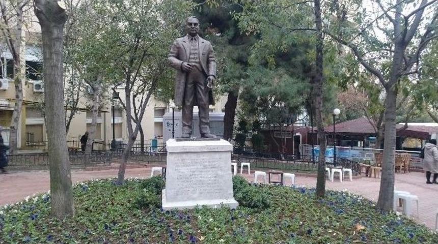 &Uuml;&ccedil; Kemaller Parkı Yahya Kemal Beyatlı&rsquo;nın Heykeliyle Tamamlandı