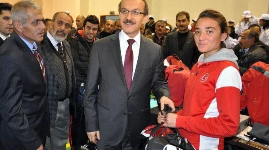 200 Sporcuya Malzeme Dağıtıldı