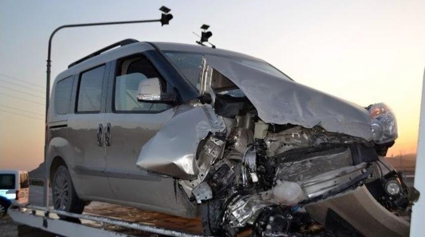 Yolcu Midib&uuml;s&uuml; Hafif Ticari Ara&ccedil;la &Ccedil;arpıştı: 1 &Ouml;l&uuml;, 20 Yaralı