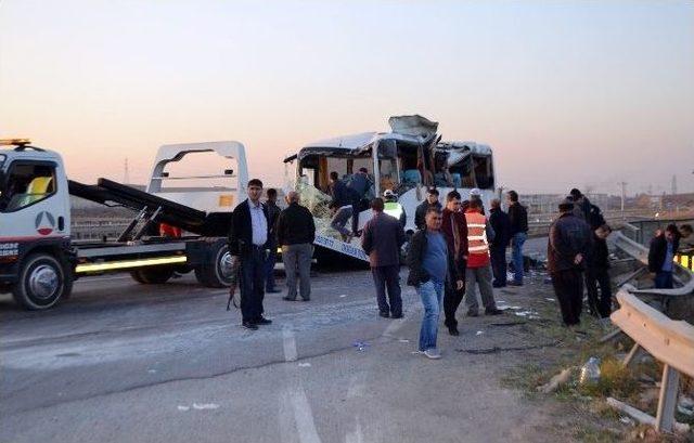 Yolcu Midibüsü Hafif Ticari Araçla Çarpıştı: 1 Ölü, 20 Yaralı