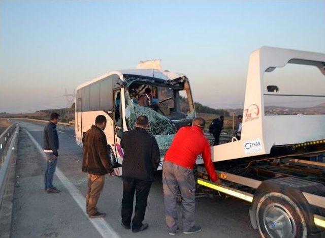 Yolcu Midibüsü Hafif Ticari Araçla Çarpıştı: 1 Ölü, 20 Yaralı