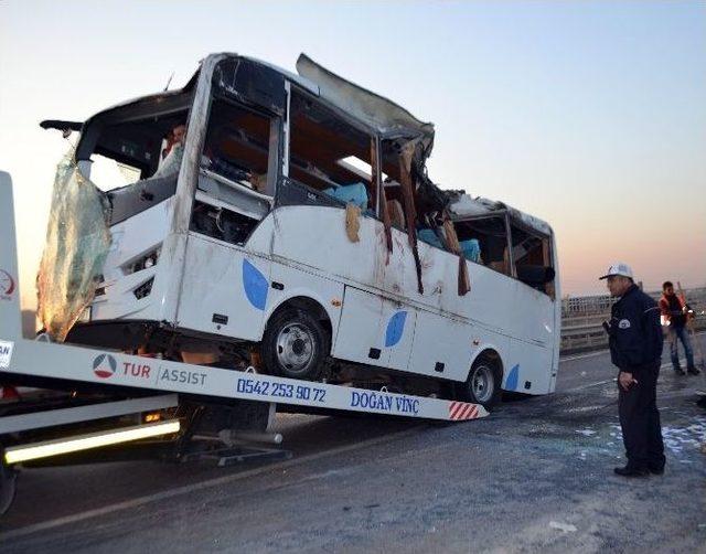 Yolcu Midibüsü Hafif Ticari Araçla Çarpıştı: 1 Ölü, 20 Yaralı