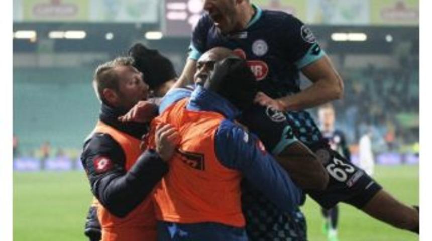 Kweuke, Ayakta Alkışlandı