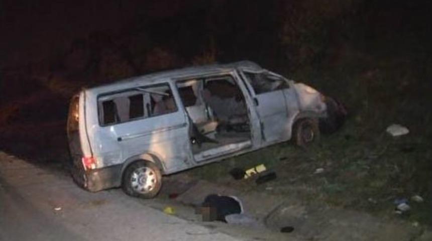 İzmir&rsquo;de Minib&uuml;s İle Otomobil &Ccedil;arpıştı: 2 &Ouml;l&uuml;, 12 Yaralı