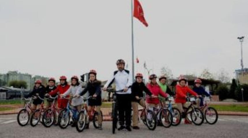 Başkan Doğan, &Ccedil;ocuklarla Bisiklet S&uuml;rd&uuml;