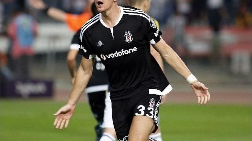 Derbide G&ouml;zler Gomez Ve Podolskı&rsquo;de