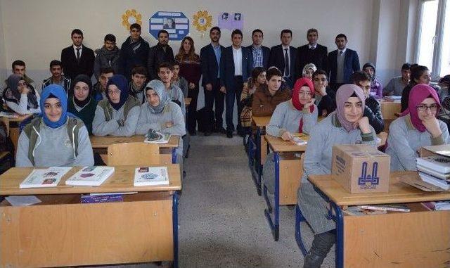 Büyükşehir, Üniversiteye Hazırlık Setlerinin Dağıtımına Devam Ediyor