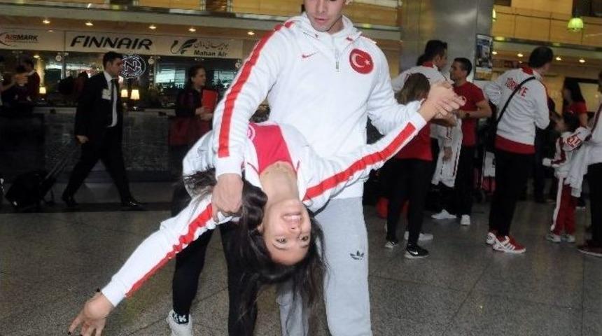 Şampiyona &Ouml;ncesi Havalimanında Salsa G&ouml;sterisi