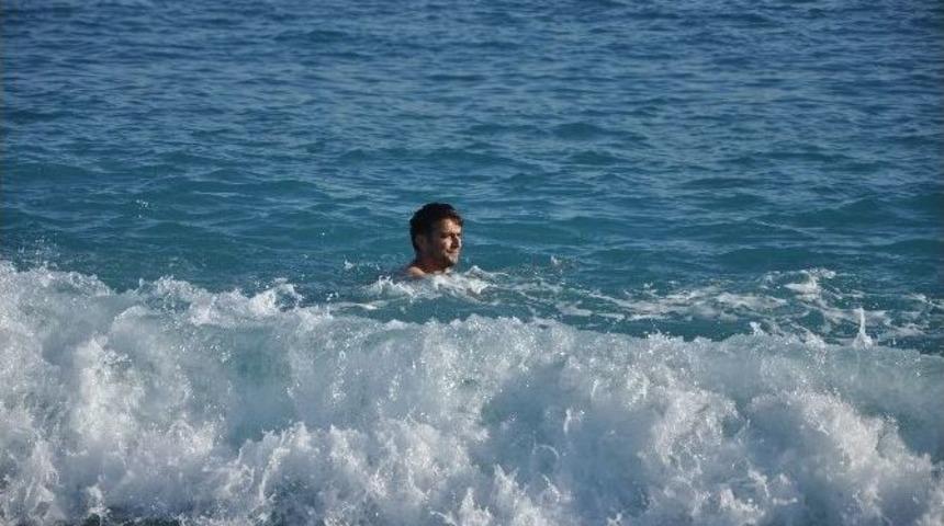 Antalya&rsquo;da Aralık G&uuml;neşinde Deniz Keyfi