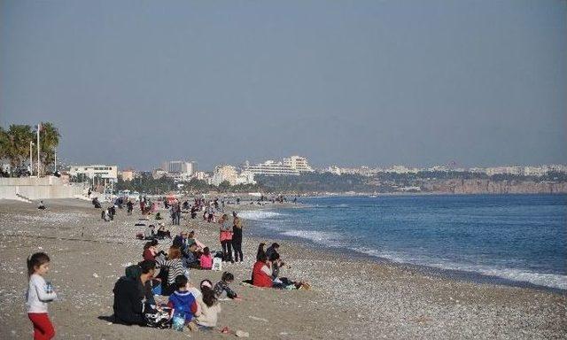 Antalya’da Aralık Güneşinde Deniz Keyfi