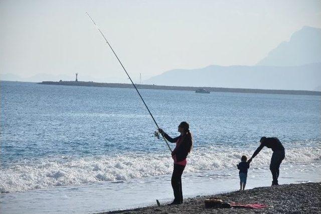 Antalya’da Aralık Güneşinde Deniz Keyfi