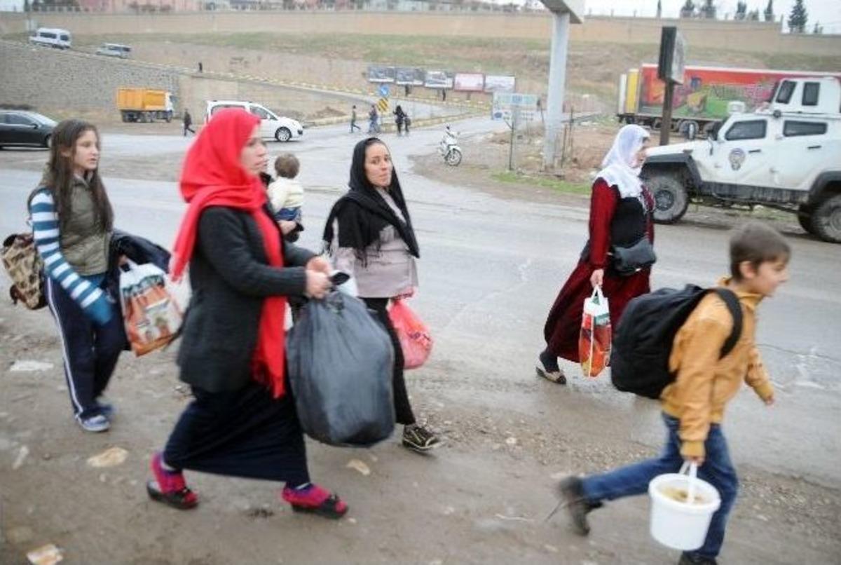 Cizre&rsquo;de Halk Ve &Ouml;ğretmenler İl&ccedil;eyi Terk Etmeye Başladı