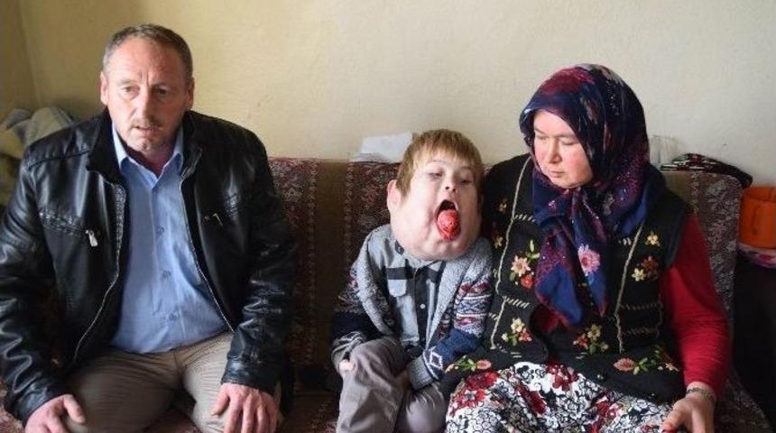 Houston Hastası &Ccedil;ocuğa Sosyal Paylaşım Sitesinde Destek Yağıyor
