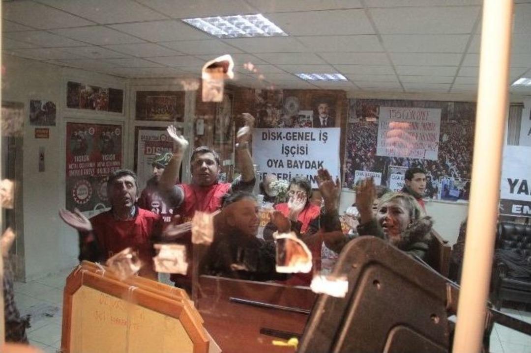 Grup Yorum &Uuml;yesi Ve Eylemciler Saklandıkları Disk Binasından &Ccedil;ıktı