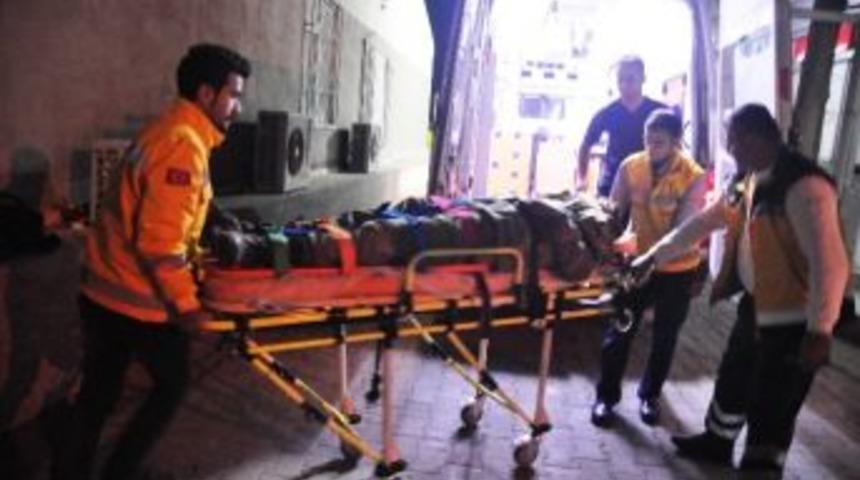 Askeri Ara&ccedil; Kaza Yaptı: 4 Yaralı