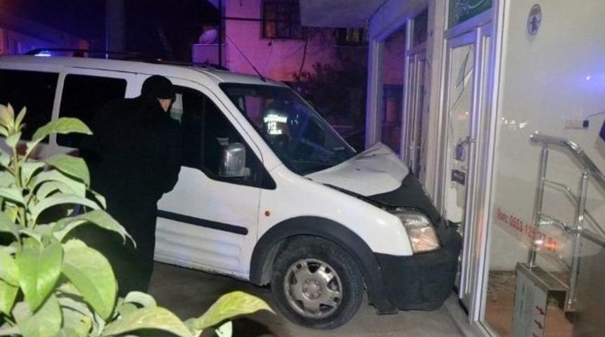 Alkoll&uuml; S&uuml;r&uuml;c&uuml;, &Ouml;nce İki Araca &Ccedil;arptı, Ardından İş Yerine Daldı