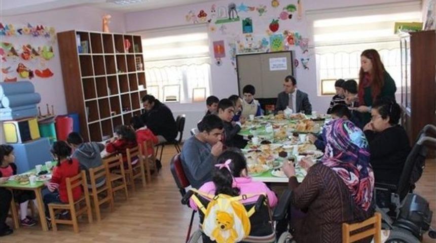 Kaymakam Erdin&ccedil; Dolu Umut Işığı &Ccedil;ocuklarıyla Kahvaltıda Buluştu