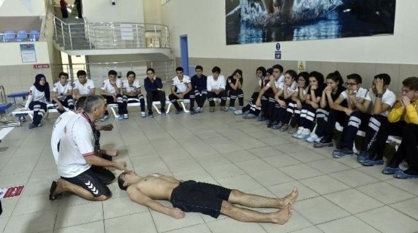 &Ouml;ğrencilere Mamak Y&uuml;zme Havuzunda Can Kurtarma Eğitimi