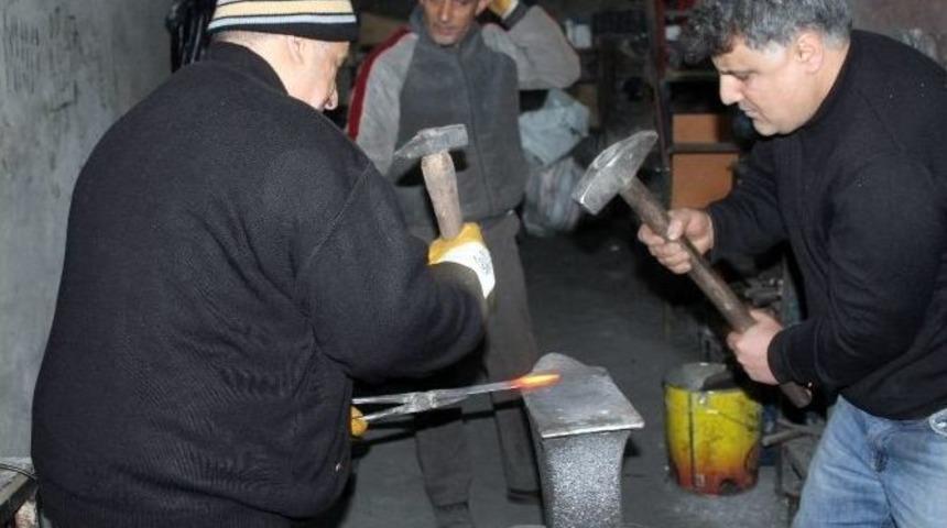 Siirt&rsquo;te Ayakta Kalan Son İki Demirci Ustası Teknolojiye Direniyor