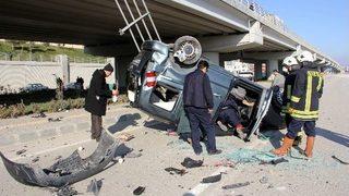 Direksiyon Hakimiyetini Kaybeden Bayan Sürücü, Aracıyla Köprüden Uçtu