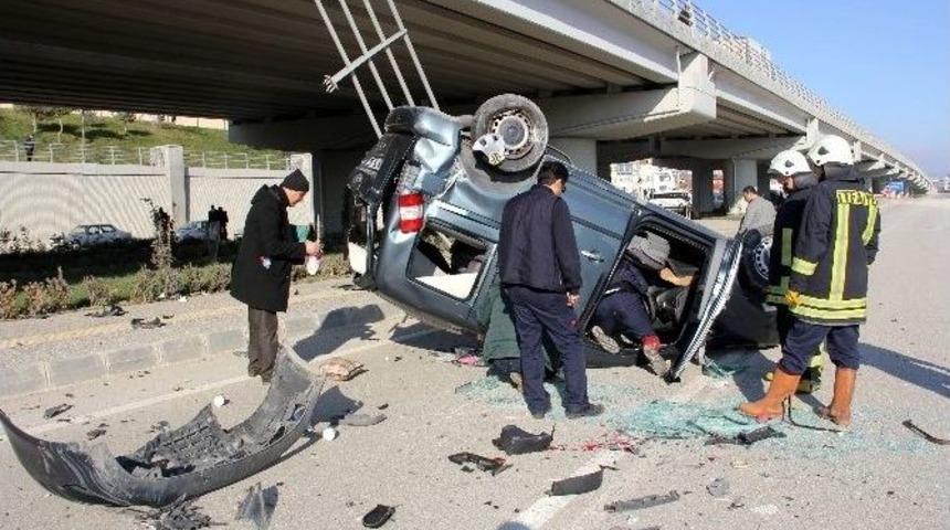 Direksiyon Hakimiyetini Kaybeden Bayan Sürücü, Aracıyla Köprüden Uçtu