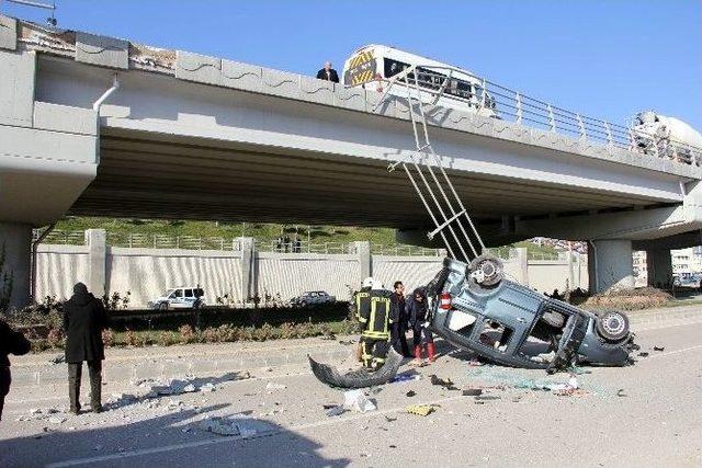 Direksiyon Hakimiyetini Kaybeden Bayan Sürücü, Aracıyla Köprüden Uçtu