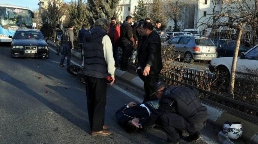 Kaza Yapan Motosiklet S&uuml;r&uuml;c&uuml;s&uuml;n&uuml; Polisler Teselli Etti