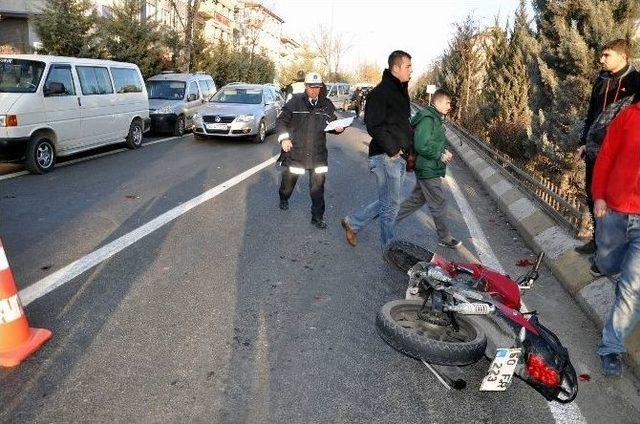 Kaza Yapan Motosiklet Sürücüsünü Polisler Teselli Etti