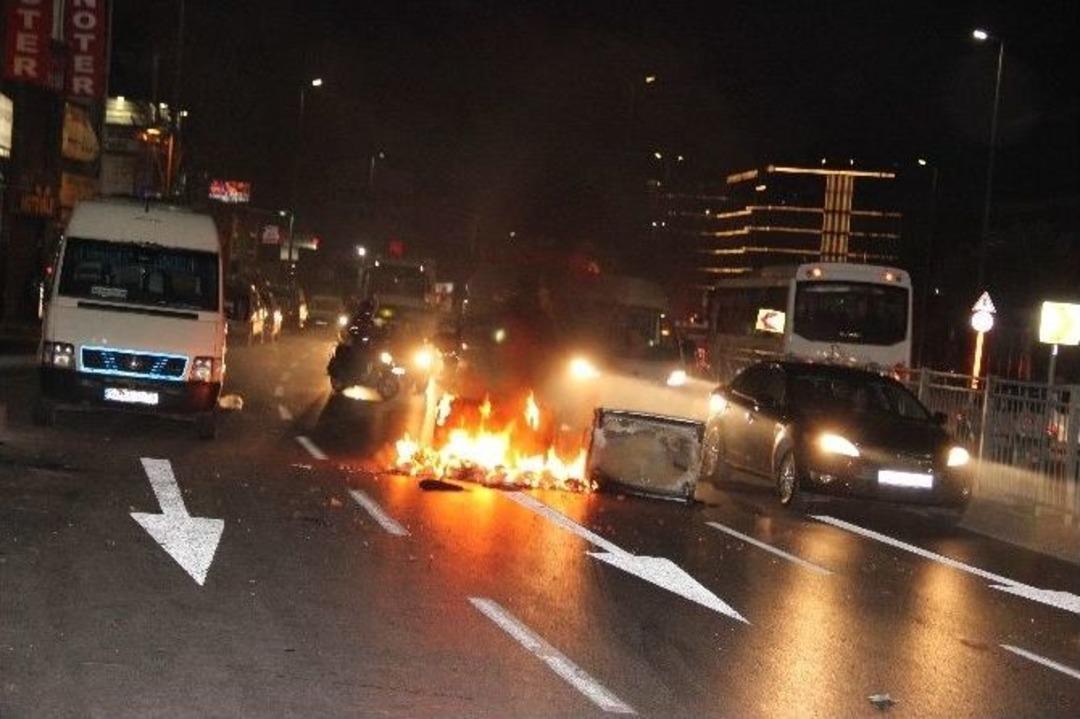 Ter&ouml;r &Ouml;rg&uuml;t&uuml; Yandaşları İstanbul&rsquo;da Yol Kapattı