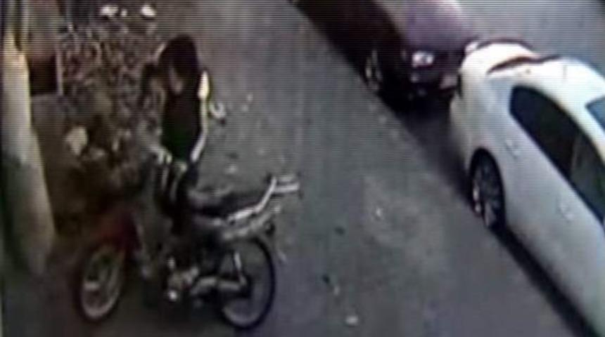 Motosikleti S&uuml;r&uuml;kleyerek &Ccedil;aldılar