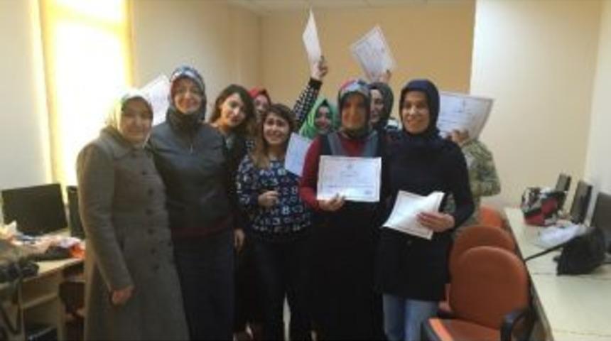 Pursaklar&rsquo;da Sertifika Alan Kadın Sayısı Artıyor