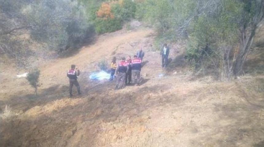 Devrilen Trakt&ouml;r&uuml;n Altında Kaldı