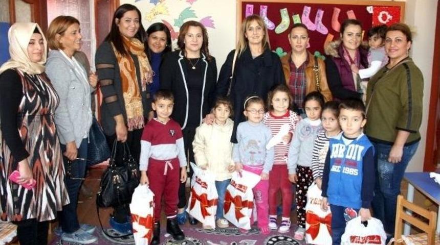 Mersin Giad&rsquo;lı Kadınlardan &Ccedil;ocuklara Ayakkabı Ve Oyuncak