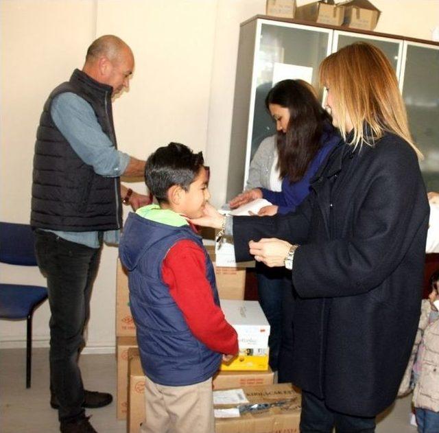 Mersin Giad’lı Kadınlardan Çocuklara Ayakkabı Ve Oyuncak