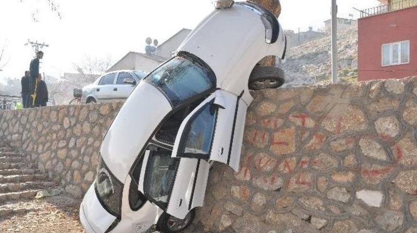 Otomobil Duvarda Asılı Kaldı: İki Yaralı