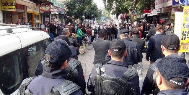 Hdp Eylemine Bayraklı Tepki