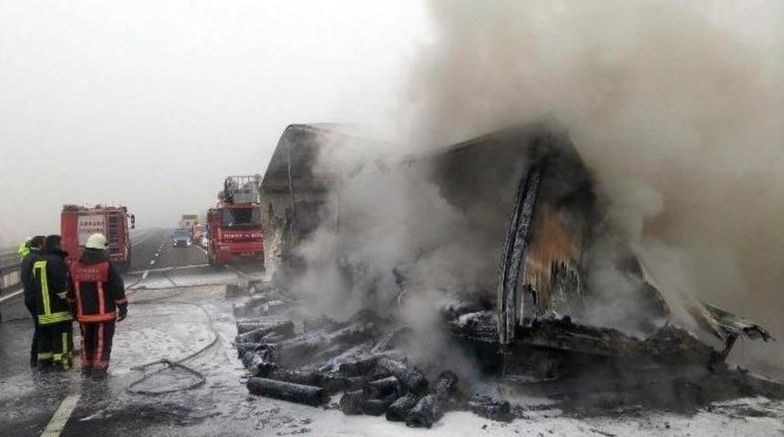 Boya Y&uuml;kl&uuml; Tır&rsquo;ın Dorsesi Yanarak K&uuml;l Oldu