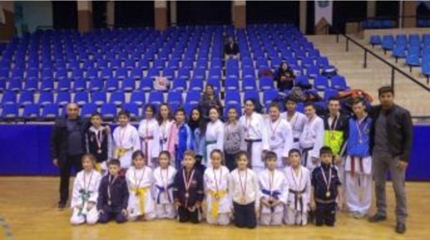 S&ouml;ke&rsquo;ye Aydın Karate İl Şampiyonasından 23 Madalya