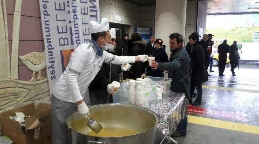 Marmaray&rsquo;da Vatandaşlara Sabah &Ccedil;orbası S&uuml;rprizi