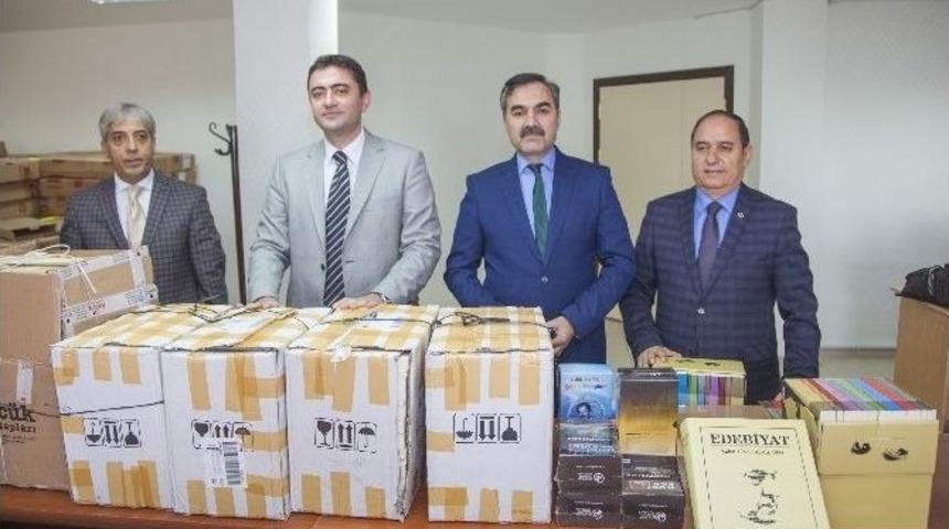 Kaymakam Tekbıyıkoğlu&rsquo;ndan Eğitime Kitap Desteği