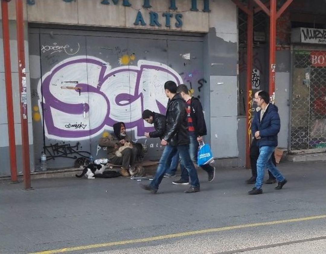 (&ouml;zel Haber)eski S&ouml;z Yazarının İstiklal Caddesi&rsquo;ndeki Yaşam M&uuml;cadelesi